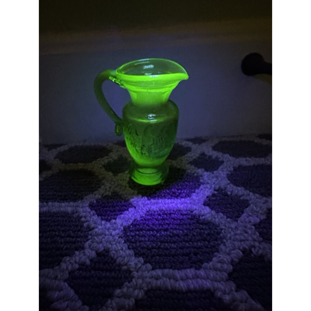 VINTAGE GREEN KANAWHA HAND BLOWN GLASS MINIATURE 4" PITCHER EAGLE & STARS DESIGN